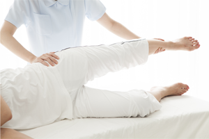 訪問医療マッサージとは歩行が困難な方、筋麻痺、関節拘縮がある方などを対象とした、国家資格保持者が訪問して、マッサージ・機能訓練・リハビリなどを行う、健康保険適用の施術治療です。